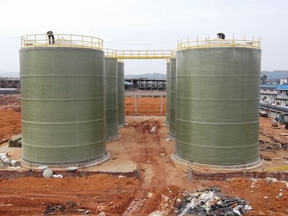 玻璃鋼儲罐結(jié)構(gòu)堅固-抗壓能力強(qiáng)-提供安全保障